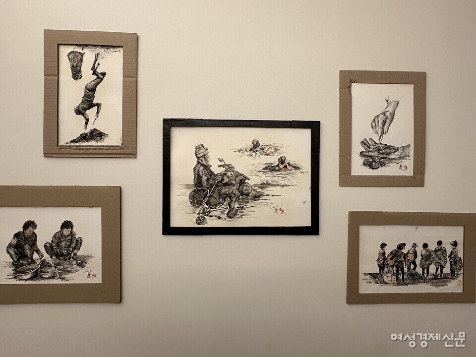 서점 안에는 한 작가의 <발룬티코노미스트>도서와 함께 작품 11점을 전시 중이다. /김정수 기자