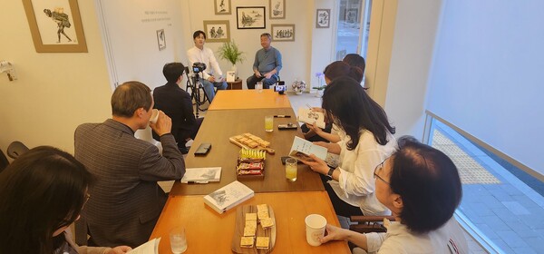 <발룬티코노미스트> 북토크에 참석한 독자들이 경청하고 있다. /김정수 기자