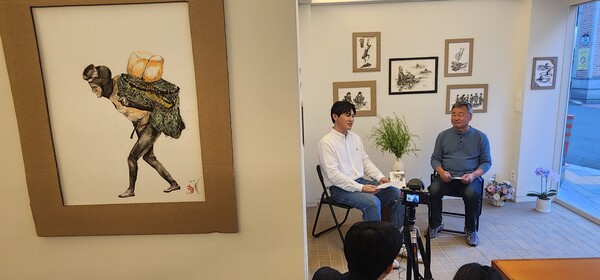 지난 24일 금요일 저녁 서촌의 작은 북카페 '이상서전'에서 한익종 작가(오른쪽)와 권혁주 이상서전 대표가 독자들을 만났다. /김정수 기자