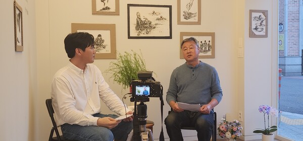 지난 24일 금요일 저녁 서촌의 작은 북카페 '이상서전'에서 한익종 작가(오른쪽)와 권혁주 이상서전 대표가 독자들을 만났다. /김정수 기자