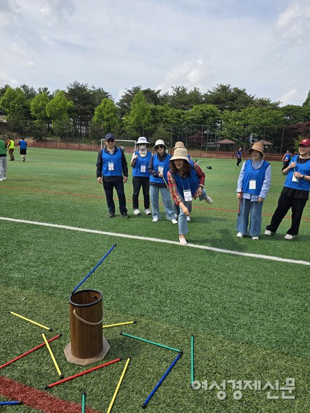 전통 놀이 투호 던지기. 쉽게 들어가지 않는다. / 박종섭
