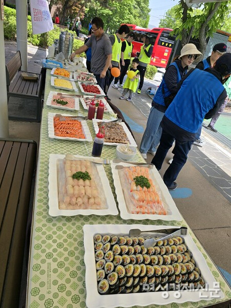 금강산도 식후경이다. 즐거운 식사 시간 /박종섭