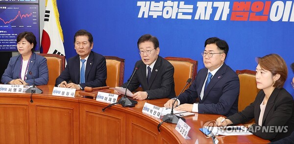 더불어민주당 이재명 대표(가운데)가 27일 오전 국회에서 열린 최고위원회의에서 발언하고 있다. /연합뉴스