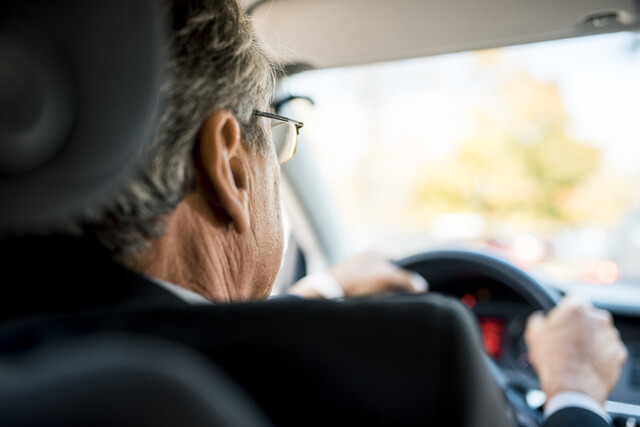 운전이 삶의 질 제고에 필수 요인이었던 고령자들은 면허 반납 후 생활의 불편함‧심리적 우울감을 호소하는 것으로 나타났다. 이들은 고립감으로 우울증에 걸릴 위험이 더 커진다는 목소리가 나온다. /게티이미지뱅크