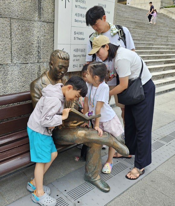 동상 속의 책을 읽는 소년과 가족. 이보다 더 아름다운 광경이 있을까?