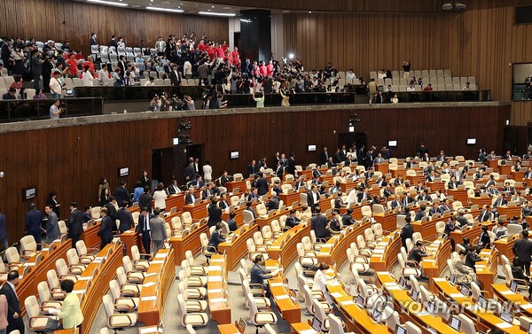 28일 오후 국회에서 열린 본회의에서 해병대예비역연대 회원들이 재의결 안건으로 상정된 '해병대 채상병 사망사건 수사외압 의혹 특별검사법'이 부결되자 방청석에서 일어나 실망감을 표현하고 있다. /연합뉴스