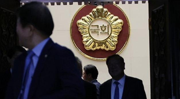 21대 국회 마지막 본회의가 끝난 28일 오후 서울 여의도 국회 본회의장에서 의원들이 나오고 있다. /연합뉴스