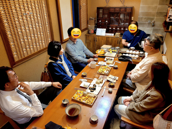 보이차 동호회로 모임을 가진 지 18년 차인 다연회 다회 찻자리. 매달 세 번째 금요일이면 보이차를 즐겨 마신다는 공통 분모 하나로 만나는 자리이다. 내가 가지고 있지 않은 차를 함께 마시며 배움과 대화의 자리를 가진다. /김정관