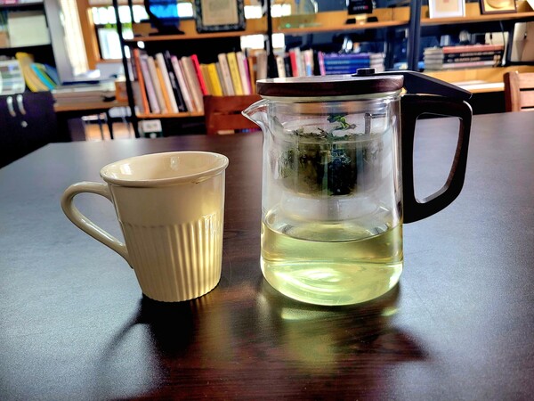 차를 가장 편하게 우려 마실 수 있는 표일배라는 찻주전자이다. 차를 우려 마시려면 찻주전자, 거름망, 공도배 등 세 가지 다구가 필요한데 표일배는 하나로 해결된다. 사무실에 있는 온수기에서 뜨거운 물을 받아 500cc~1000cc의 차를 우려 담을 수 있다. /김정관