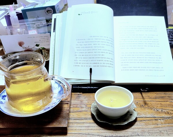필자의 서재는 책보다 차를 마시는 공간이다. 책을 읽으며 차를 마시기보다 차를 마시며 글도 쓰고 책도 읽는다. 녹차는 혼자 조용히 마음을 내려놓고 마셔야 온전한 향미를 음미할 수 있다. /김정관