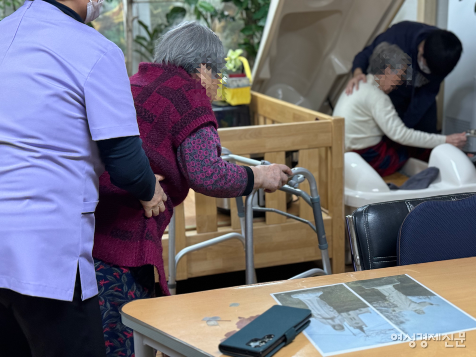경기도 용인시에 위치한 한 요양원에서 수급자가 요양보호사의 도움을 받으면서 걷고 있다. /김현우 기자