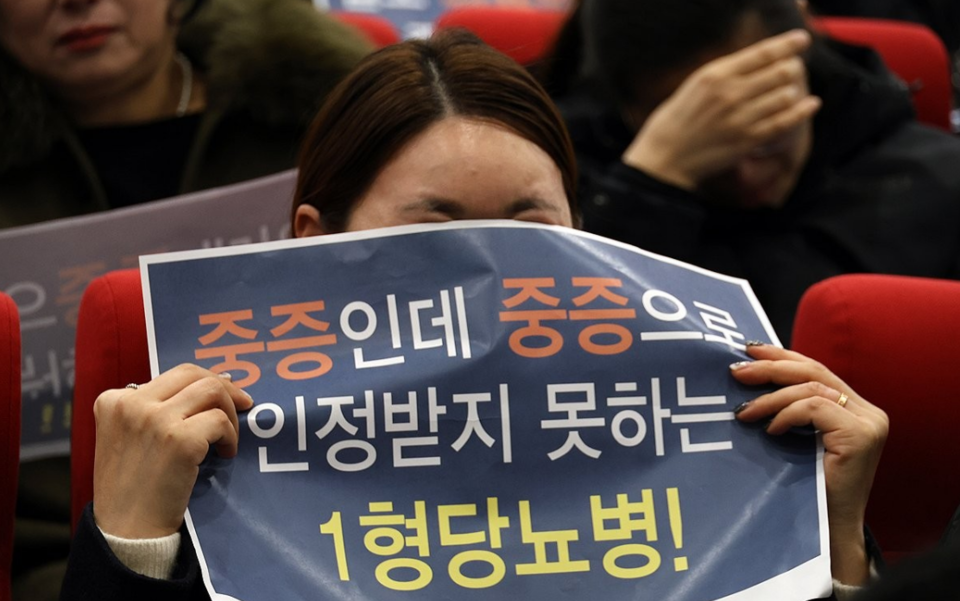 한국1형당뇨병환우회 관계자들이 지난 1월 15일 오전 세종시에서 긴급기자회견을 열고 1형 당뇨환자들의 처우개선을 호소한 가운데 환자와 가족들이 눈물을 흘리고 있다. /연합뉴스