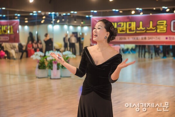 샤리권 원장은 사교댄스가 사회악으로 억압받던 군사 독재 시절, 우리보다 먼저 댄스스포츠를 받아들인 일본으로 유학 가서 정식으로 배우고 이어서 댄스스포츠의 본산 영국 유학을 통하여 댄스스포츠 이론을 제대로 보급한 한국 댄스스포츠의 대모다. /사진=샤리권