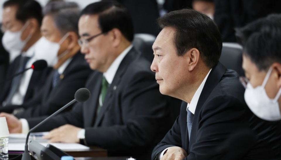 북한의 탄도미사일 발사 관련 윤석열 대통령이 2022년 11월 서울 용산 대통령실 청사 국가위기관리센터에서 열린 긴급 국가안전보장회의(NSC) 상임위원회에 참석, 상황보고를 받고 있다. /연합뉴스