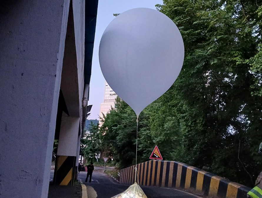2일 오전 인천시 미추홀구 용현동 도로에 북한의 대남 오물 풍선이 떨어져 있다. /연합뉴스