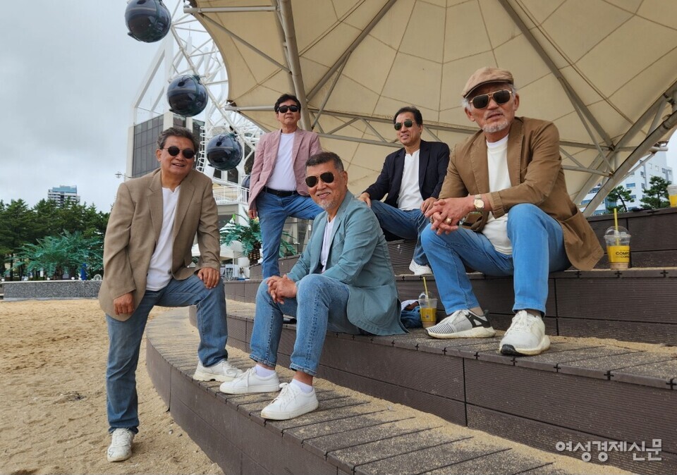 춘천에서 활동하는 어쿠스틱 통기타 중창 보컬 그룹 '바람소리'. 팀원들 모두 청바지를 입고 있다. /바람소리