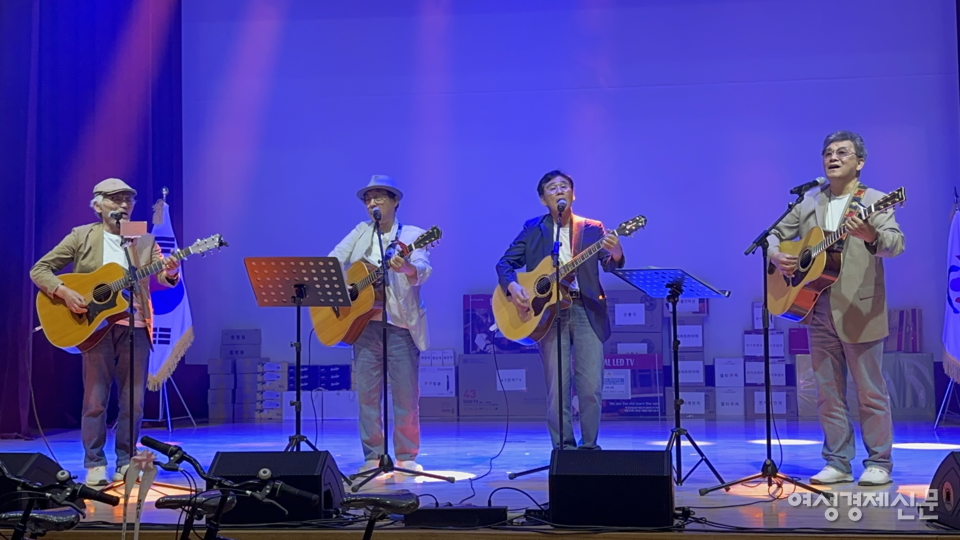 바람소리 팀이 4월 30일 강원도 춘천시 춘천교육문화관에서 공연하고 있다. /김정수 기자