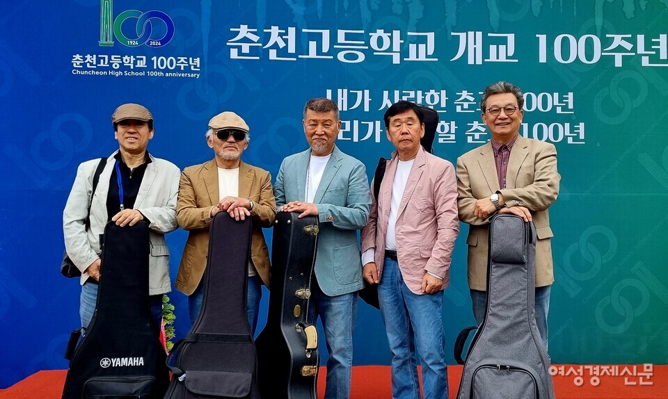 평균 나이 69세 바람소리 팀의 목표는 80세까지 노래하고 기타 치는 것이라고 했다. /바람소리