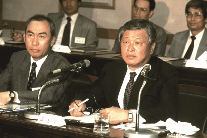 1992년 8월 20일 최종현 선경그룹 회장(오른쪽)과 손길승 대한텔레콤 사장이 제2이동통신 사업권 포기를 선언하는 기자회견을 갖고 있다. /SK그룹