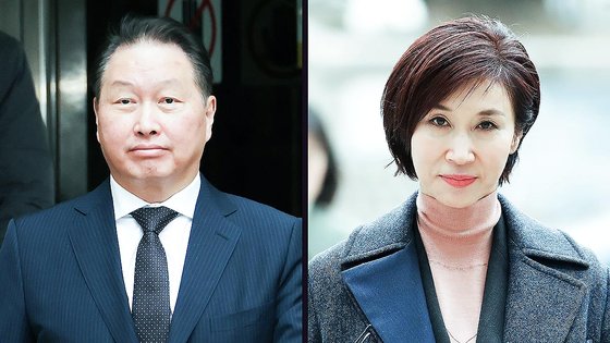 최태원 SK그룹 회장(왼쪽)이 지난 3월 12일 서울 서초구 고등법원에서 열린 노소영 아트센터 나비 관장과의 이혼 관련 항소심 변론기일을 마치고 차량으로 향하고 있다. 오른쪽은 항소심 변론기일에 출석하는 노소영 아트센터 나비 관장. /연합뉴스