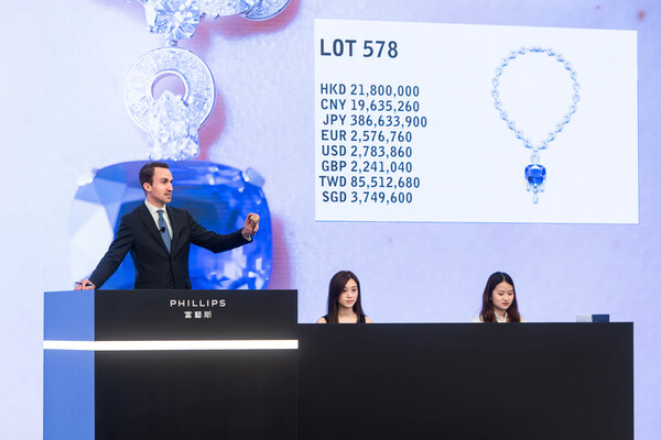 필립스 옥션의 주얼리 부문 글로벌 책임자인 브누아 레펠린이 2023년 5월 23일, 불가리 118.35캐럿의 사파이어와 다이아몬드 목걸이(340만 달러, 약 47억2108만원에 낙찰) 경매를 진행하는 모습 /Phillips Auction