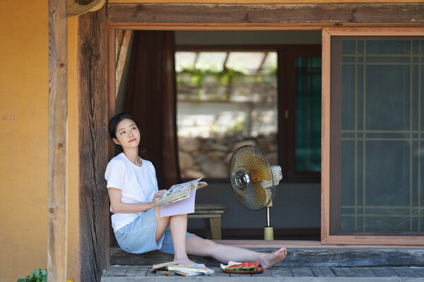 소통과 나눔에 익숙하지 않은 폐쇄 커뮤니티에서 온 귀촌인들은 함부로 문을 열고 들어오는 이웃의 오지랖이 불편하고, 이웃의 손에 들린 먹음직스러운 음식이 담긴 접시는 반갑지만 나중에 뭐로 갚아야 할지 고민스럽다. /게티이미지뱅크