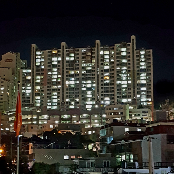 밤늦은 시간에 불 밝힌 집보다 어두운 집이 더 많은 아파트, 아직 아무도 귀가하지 않아 불 꺼진 집을 '우리집'이라 할 수 있을까? 눈부시게 빛나는 조명이 아니더라도 창밖으로 촉수 낮은 전구색 불빛이 새 나오는 오두막집을 Home이라고 할 수 있다. /김정관