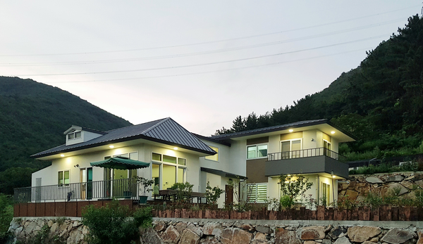 필자가 설계한 단독주택 심한재, 한옥의 사랑채와 안채 개념을 접목해서 채 나눔으로 거실동과 침실동이 나뉘어져 있는 단독주택이다 보니 손님은 2층, 주인은 1층에 침실이 있고 별채로 떨어져 있는 거실에서 식구 중 누구의 손님이라도 편하게 묵어갈 수 있는 집이다. /김정관