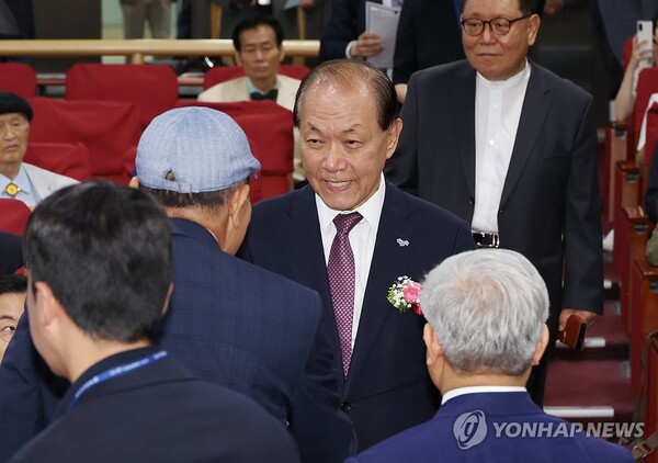 국민의힘 황우여 비상대책위원장이 5월 24일 국회 의원회관에서 열린 4.19혁명 기록물 유네스코 등재기념 인증서 전달식에서 참석자들과 인사를 하고 있다. /연합뉴스
