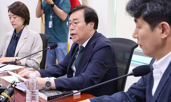 왼쪽부터 김정숙 여사 인도 방문 당시 청와대 부대변인으로 수행했던 민주당 고민정 의원, 도종환 전 문화체육관광부 장관, 청와대 정책상황실장이었던 민주당 윤건영 의원. /연합뉴스