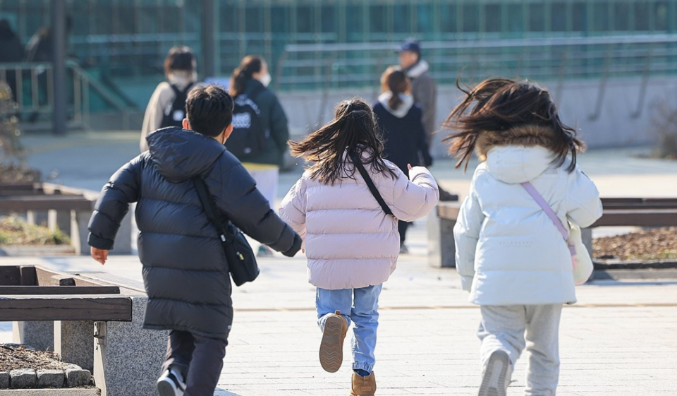 6~17세 아동의 월평균 사교육비가 5년 전에 비해 37% 늘어났다. 아동의 우울 증세와 비만율도 덩달아 증가한 것으로 나타났다. /연합뉴스