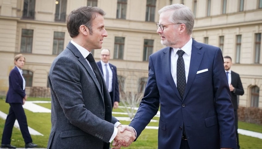 엠마뉴엘 마크롱 프랑스 대통령(왼쪽)이 지난 3월 5일 체코 수도 프라하에서 페트르 피알라 체코 총리와 만나 인사를 나누고 있다. /마크롱 대통령 엑스