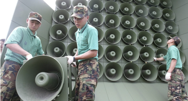 북한이 대남 오물 풍선 살포를 재개하자 정부가 대북 확성기 방송으로 맞대응하기로 했다. 군은 9·19 군사합의의 효력이 정지된 이후 고정식·이동식 확성기 모두 언제든 재가동할 준비를 마친 상태다. /연합뉴스