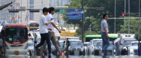 다음 주 전국이 맑은 동시에 평년보다 조금 높은 기온을 보일 것으로 전망된다. 내륙 중심으로는 오후부터 밤 사이에 소나기가 올 수 있다. /연합뉴스