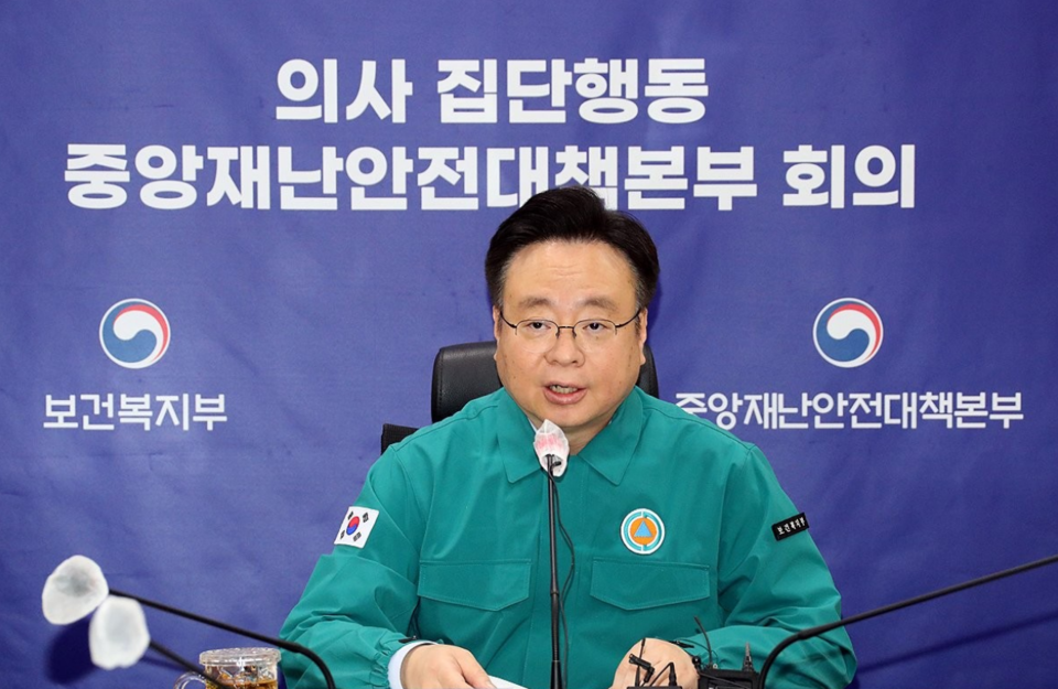 조규홍 보건복지부 장관이 4월 15일 오전 정부세종청사에서 열린 의사 집단행동 중앙재난안전대책본부 회의를 주재하고 있다. /연합뉴스