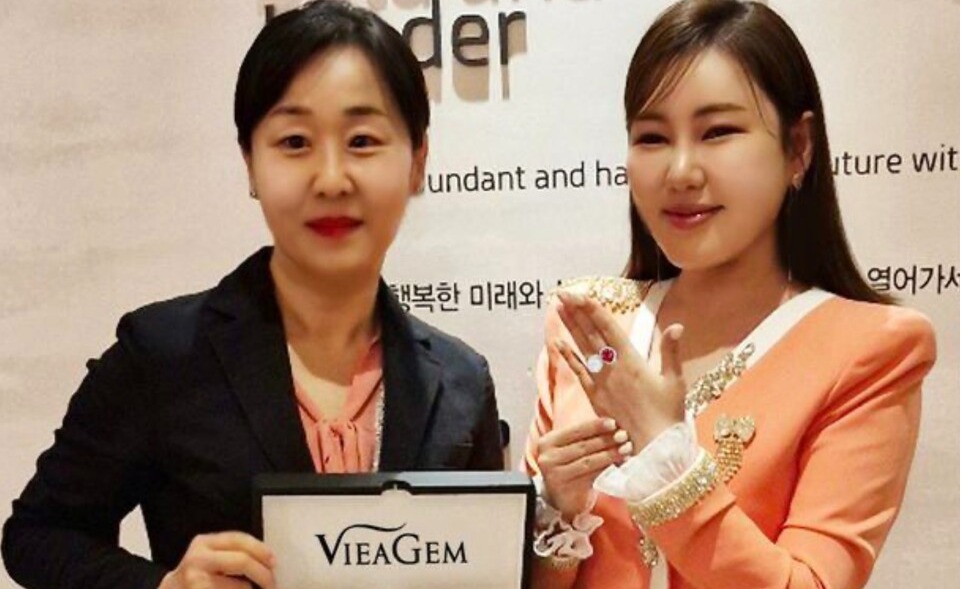 가수 송가인이 보람그룹 비아생명공학이 송가인의 머리카락으로 만든 생체보석을 착용하고 있다. /보람그룹