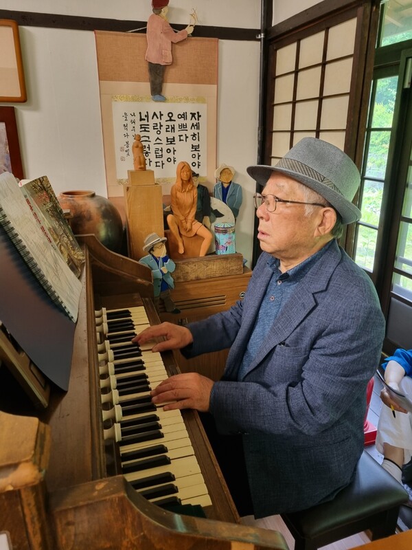 시인은 풍금을 직접 연주하며 '오빠생각'을 불러 추억을 불러 일으켰다. /박종섭