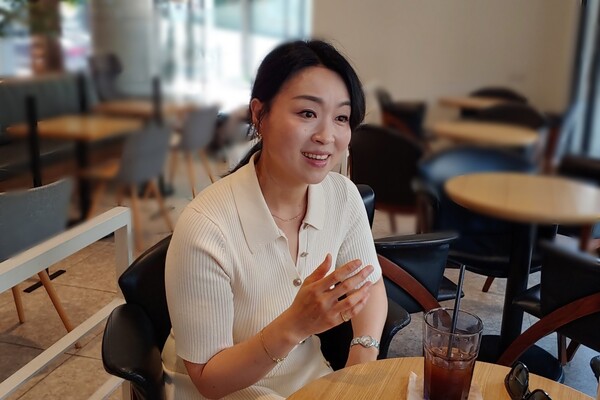   인터뷰 중인 소프라노 최윤정 /사진=한형철