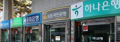 은행권이 홍콩H지수 주가연계증권(ELS) 자율배상을 진행하면서 향후 수년간 주주환원 여력이 줄어들 위기에 처했다. 이에 금감원은 은행권이 부담을 경감하도록 손실 반영 기간을 줄이는 방안을 검토 중인 것으로 알려졌다. /연합뉴스