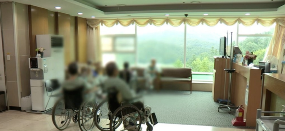 장기요양법을 적용 받지 못 하는 입주요양보호사에 대한 처우 개선을 요구하는 목소리가 커지고 있다. /연합뉴스