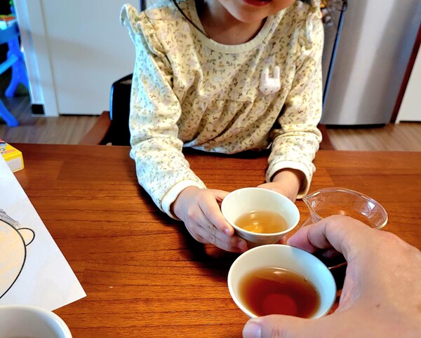 매주 만나게 되는 네 살짜리 손주는 할아버지를 만날 때마다 차를 청한다. 두 돌이 지나면서 차를 마시기 시작했는데 이제 습관이 되었는지 모르겠다. 손주와 함께 마시는 차는 조손간에 오래 이어갈 대화의 수단이 될 것이라 믿는다. /김정관