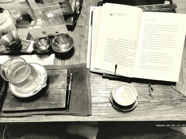 차를 마시며 얻을 수 있는 효용은 무량하다. 깊은 밤 잠들지 못해 홀로 있는 시간, 새벽에 깨어나 여명을 맞으며 얻을 수 있는 작은 깨달음도 차가 있으면 좋다. /김정관