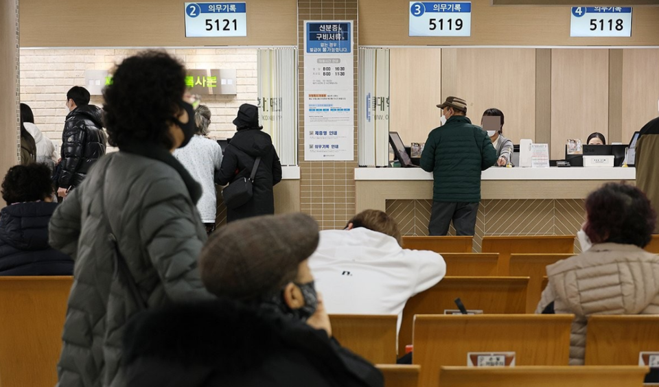 의사 파업이 확산하면서 개원의 휴진 여부에 대해 관심이 쏠리고 있다. 고령 및 당뇨‧고혈압 등 만성 질환 환자들이 대부분인 동네 의원들은 의견이 엇갈리는 것으로 나타났다. 사진은 지난 2월 전공의가 집단 사직한 대전성모병원에서 환자와 보호자들이 대기하고 있는 모습 /연합뉴스