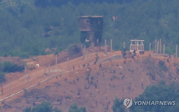 정부가 대북 확성기 방송 재개를 결정한 9일 경기도 파주 접경지역에서 바라본 북한군 초소에서 북한군 병사들이 작업을 하고 있다. /연합뉴스