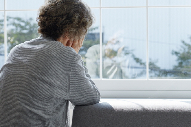 장기요양인정심사시 심사원들은 노인장기요양보험법 시행규칙 별지 제5호 서식의 장기요양인정조사표에 따라 심사하게 된다. 모두 5개 영역에 52개의 항목으로 구성되어 있다. /게티이미지뱅크