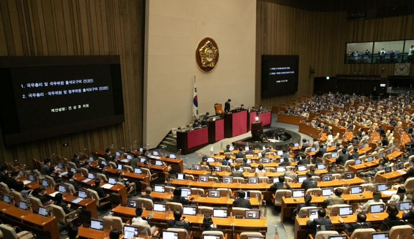 22대 국회 개원 3주 차에도 원 구성 협상을 둘러싼 대치가 이어지는 가운데 야당이 "17일 원 구성을 완료하겠다"며 여당을 압박하고 있다. /연합뉴스