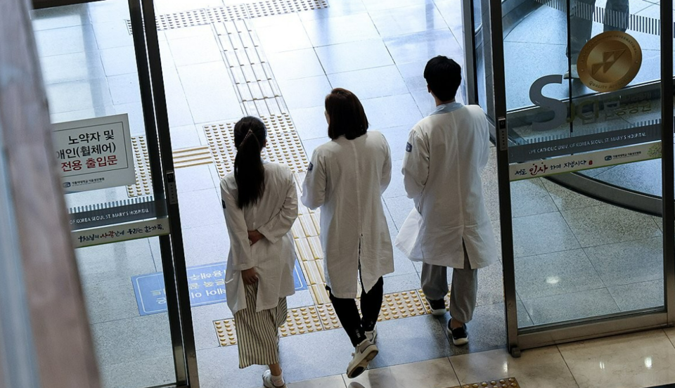 의정 갈등이 장기화하는 가운데 9일 서울 시내 한 대학병원에서 의료진이 이동하고 있다. /연합뉴스