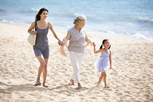 엄마가 되니 엄마의 마음을 조금은 더 알게 된다. 엄마와 딸, 이렇게 셋이 떠나는 여행을 계획해 봐야겠다. /게티이미지뱅크
