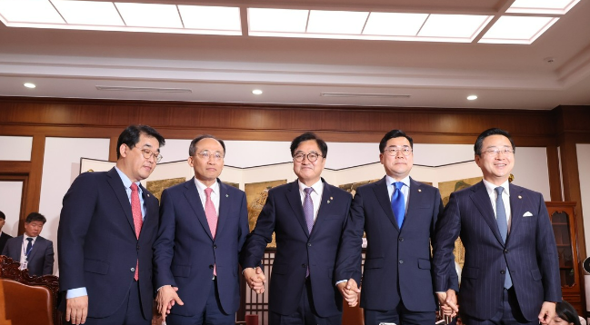 우원식 국회의장(왼쪽 세 번째)이 17일 오후 서울 여의도 국회에서 원 구성과 관련해 회동하고 있다. 왼쪽부터 국민의힘 배준영 원내수석부대표, 추경호 원내대표, 우원식 국회의장, 더불어민주당 박찬대 원내대표, 박성준 원내수석부대표다. /연합뉴스