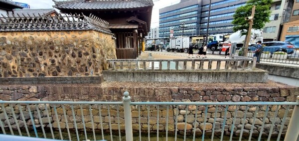 데지마(出島)의 돌벽. 돌 색깔이 다른 것은 증축에 증축을 거듭해서 그런 거란다. 지금 차가 달리고 있는 길이 옛날에는 바다였고 배가 다녔으며, 이곳으로 물품을 들이고 내쳤다고 한다. /사진=양은심